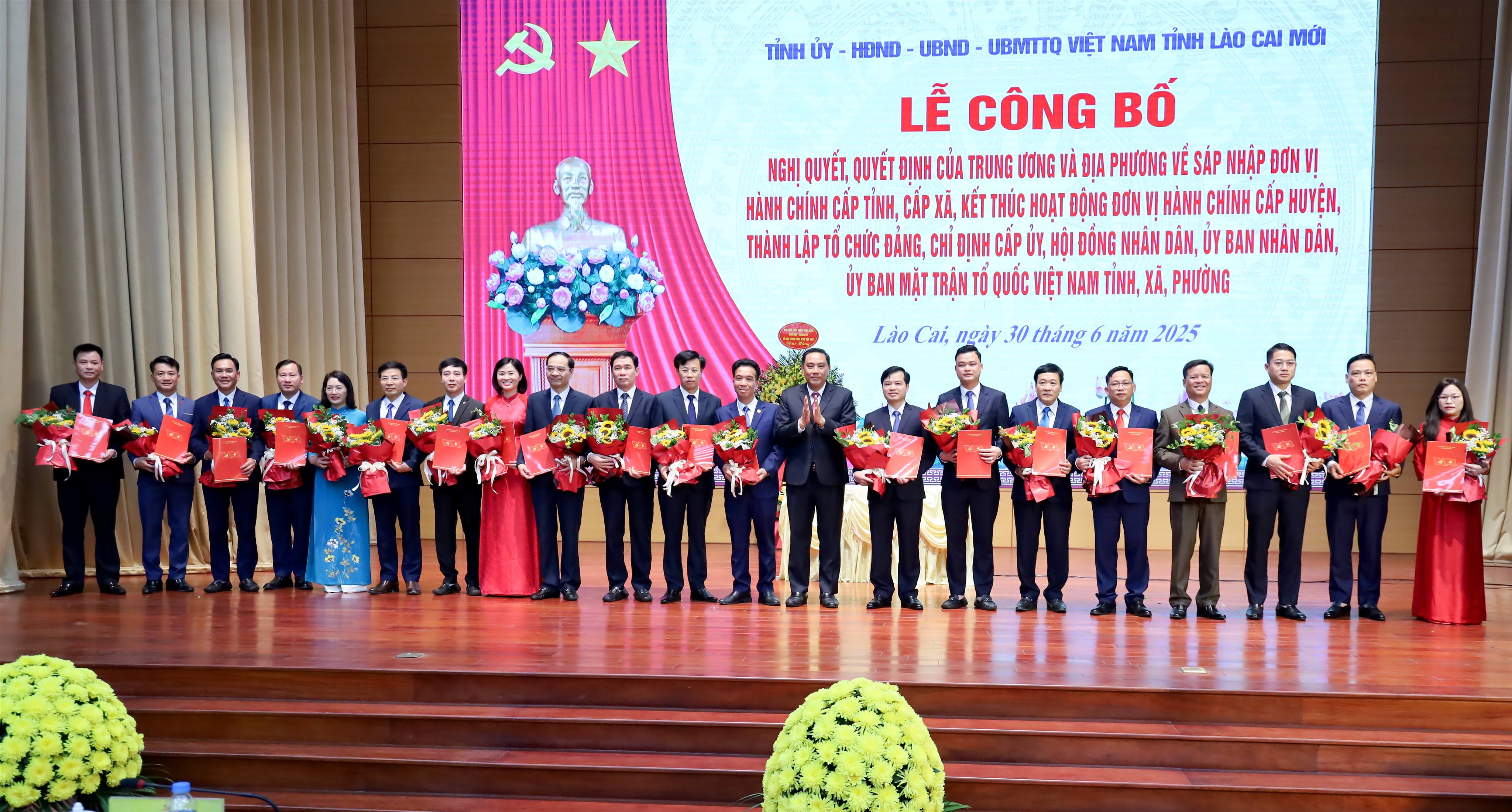 Đồng chí Hoàng Giang - Phó Bí thư Thường trực Tỉnh ủy trao Quyết định và tặng hoa chúc mừng Bí thư các xã, phường